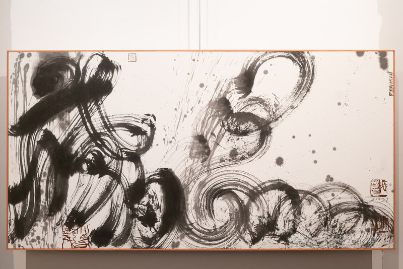 施春茂書藝作品「瘋狗浪」於11月13日至12月7日,在巴黎藝廊Galerie Librairie Impressions展出。中央社記者李若韻巴黎攝 113年12月10日