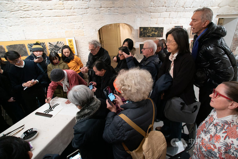 書法家施春茂於11月23日在巴黎藝廊Galerie Librairie Impressions現場揮毫,觀眾反應熱絡。中央社記者李若韻巴黎攝 113年12月10日