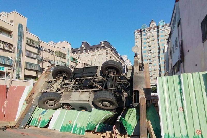 桃園市平鎮區一處建案工地9日發生起重機翻覆事故，造成駕駛輕傷，所幸搶救後送醫無生命危險。（桃園市警局平鎮分局提供）中央社記者吳睿騏桃園傳真  113年12月10日