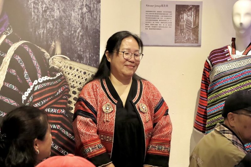 烏來泰雅民族博物館10日舉行「閱讀百年織品 織起燦美回憶–烏來泰雅族屈尺群傳統服飾文化田野調查織品研究成果發表記者會」,展現今年借重國家重要傳統工藝泰雅染織保存者尤瑪.達陸(Yuma Taru)(圖)及野桐工坊團隊協助進行泰雅族傳統織布典藏品織紋分析研究成果。(新北市原民局提供)中央社記者黃旭昇新北市傳真 113年12月10日