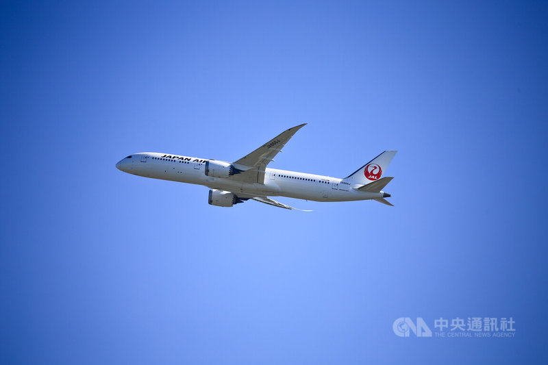 日本航空公司（Japan Airlines）12月1日一架預定從澳洲墨爾本飛往日本成田機場的日航774號班機，因機長酒測一度超標導致延誤逾3小時才起飛。圖為日航示意圖，非當事航班。中央社記者黃名璽攝  113年12月10日