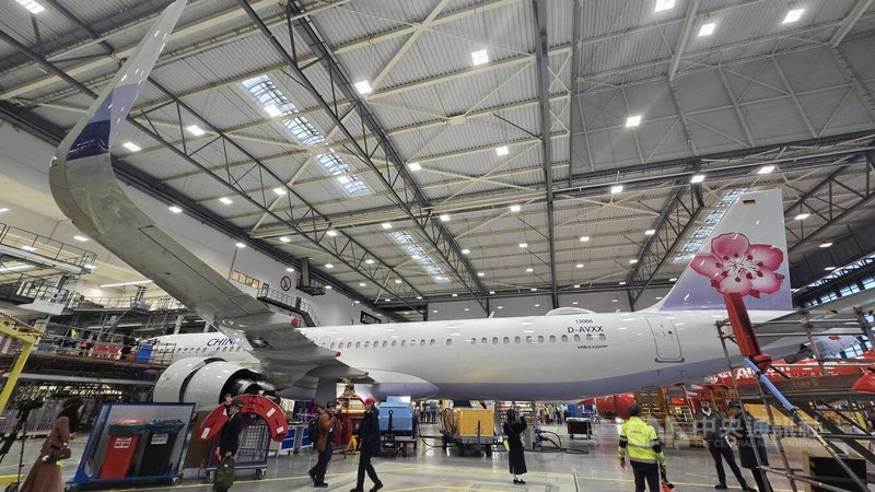中央社記者跟隨華航團隊前進位於德國漢堡的空中巴士A320組裝廠區,一架嶄新的A321neo正在進行最後的內部裝置準備階段,機尾塗裝上國人熟悉的梅花標誌,預計於2025年1月正式交付給華航。中央社記者江明晏攝 113年12月10日