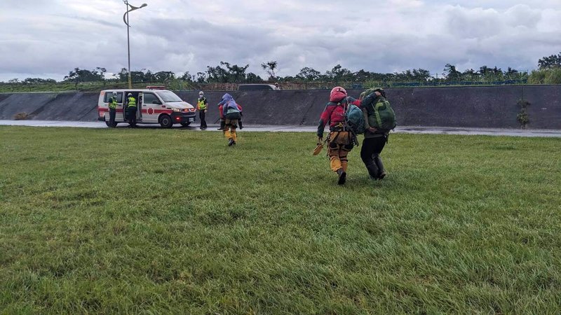 18人登山隊伍攀登馬博拉斯橫斷路線，其中1名女山友腳扭傷，無法行走；空勤獲報後，10日下午派遣黑鷹直升機前往救援，降落德興棒球場後由救護車送醫治療。（空勤總隊花蓮駐地第一大隊第三隊提供）中央社記者李先鳳傳真  113年12月10日