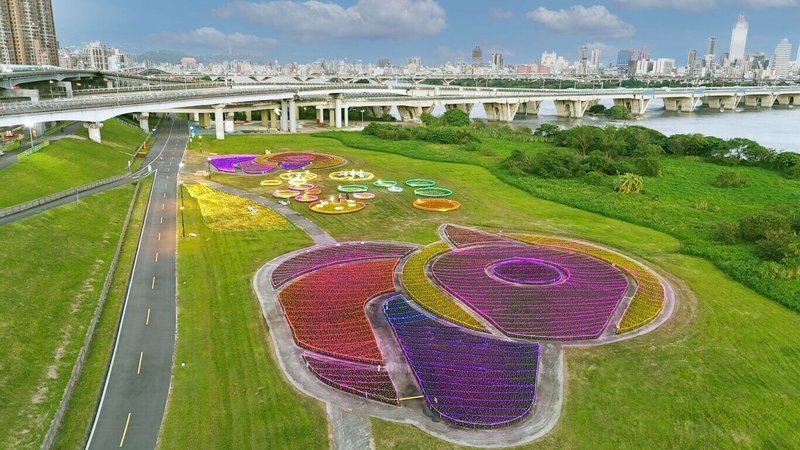 新北市三重區鴨鴨公園地景藝術展「花繪三重奏」14日起正式登場，白天是花海、夜晚是光雕，日夜各有不同風情，歡迎民眾把握機會走訪參觀。（新北市高灘處提供）中央社記者王鴻國傳真  113年12月10日