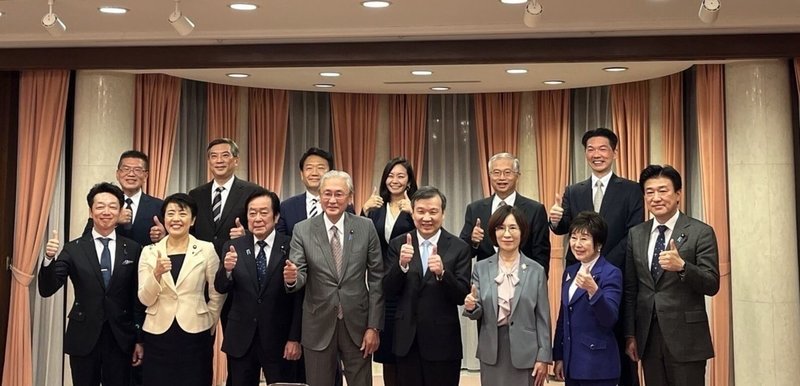 駐日代表李逸洋（前排右4）9日晚間邀請日本國會「日華議員懇談會」會長古屋圭司（前排左4）等餐敘，他從世界12強棒球賽台灣不能用國名一事談到聯合國2758號決議遭中國扭曲一事，籲日本挺台灣參與國際組織。（駐日代表處提供）中央社記者楊明珠東京傳真  113年12月10日