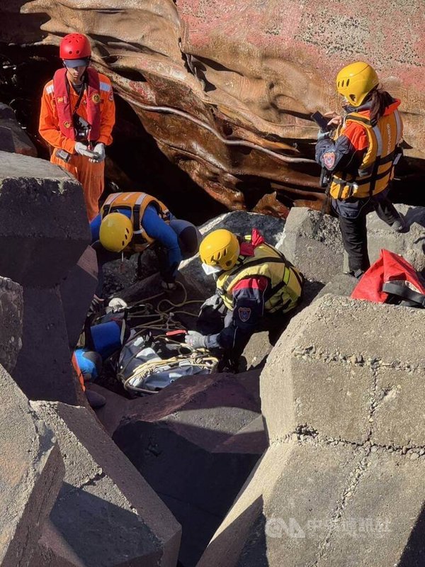 巴拿馬籍油輪日前在台中港外擱淺，船上15人已救起14人，其中1人落海，10日由台中港務消防隊尋獲遺體。（翻攝照片）中央社記者蘇木春傳真  113年12月10日