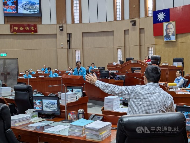 古寧頭戰役共軍登陸海灘上軍事據點「嚨口堡」未列入文化資產，可能被拆除；無黨籍金門縣議員董森堡（前右）11日在金門縣議會定期會上，要求文化局審慎思考文資重要性。中央社記者吳玟嶸攝  113年12月11日