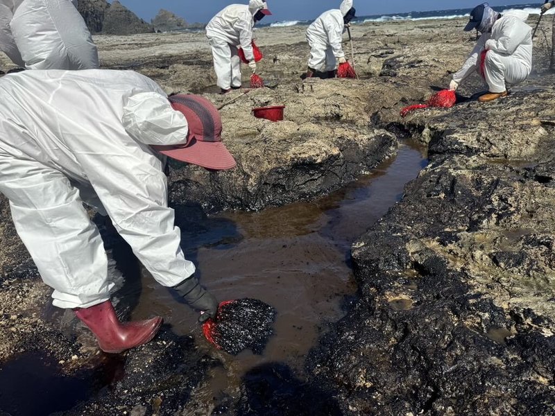 112年12月台東縣綠島海邊發生不明來源油污染，台東縣政府和海保署攜手歷時1年於11月底完成整個綠島油污清理工作。圖為清污資料畫面。（台東縣政府提供）中央社記者盧太城台東傳真  113年12月11日