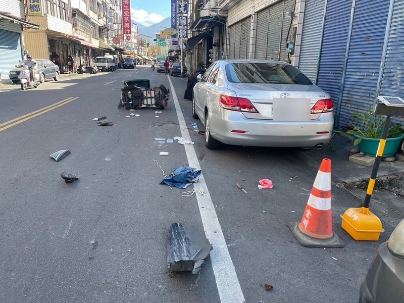 屏東縣高樹鄉華光路11日上午發生車禍，73歲李姓老翁開車連環撞，其中騎乘電動代步車的85歲葉姓老翁遭撞送醫不治，李翁肇事後逃逸，現場留下滿地車體零件。（屏東縣里港警分局提供）中央社記者李卉婷傳真  113年12月11日