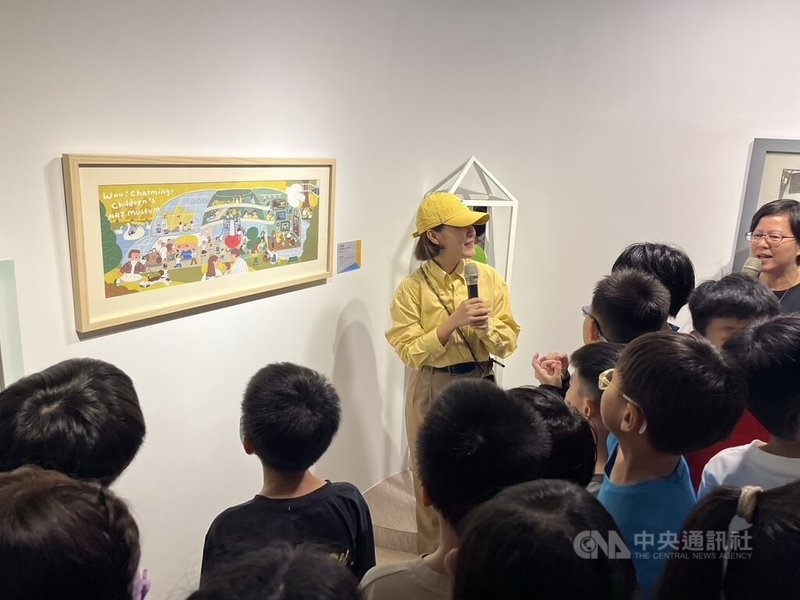 高雄市立兒童美術館推出全新展覽「美術館的一百種想像」,邀請國小學童參觀,並進行導覽。中央社記者林巧璉攝 113年12月11日