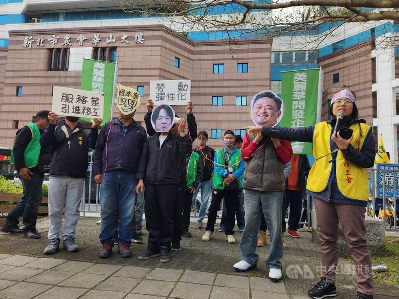 桃園市產業總工會等團體11日赴民進黨中央前召開「民進黨真的不是資進黨？工人絕食，行政院長擴大移工開放？」記者會，他們質疑政府選擇站在資本家那一邊。中央社記者葉素萍攝  113年12月11日