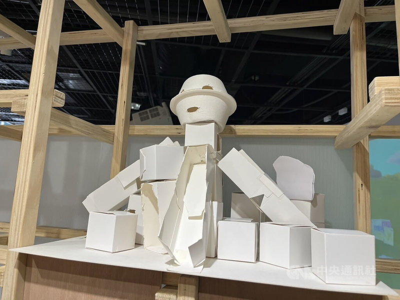 高雄市立兒童美術館推出全新展覽「美術館的一百種想像」,11日邀請共同創作的中山國小4年級學生分享創作理念,展覽透過17組藝術家、建築師和國小師生共同打造而成。中央社記者林巧璉攝 113年12月11日