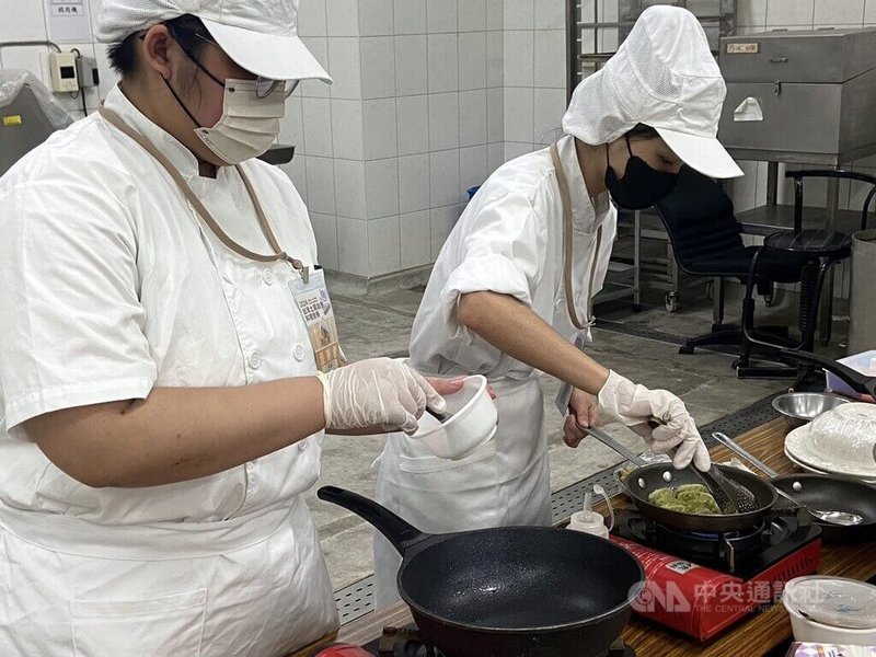 嘉義大學11日在蘭潭校區舉辦「2024台灣土雞創意料理競賽」,有全國高中及大專院校23隊參與,競賽主題設計聚焦於國產土雞的多元應用,包括全雞創意系列、創新風味料理等。中央社記者黃國芳攝 113年12月11日