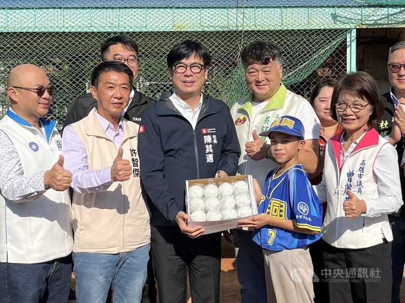 高雄市長陳其邁（前左3）11日至勞工公園壘球場關心復興國小棒球隊，並致贈一批全新棒球給球隊使用，也表示這些孩子都是明日之星。中央社記者林巧璉攝  113年12月11日