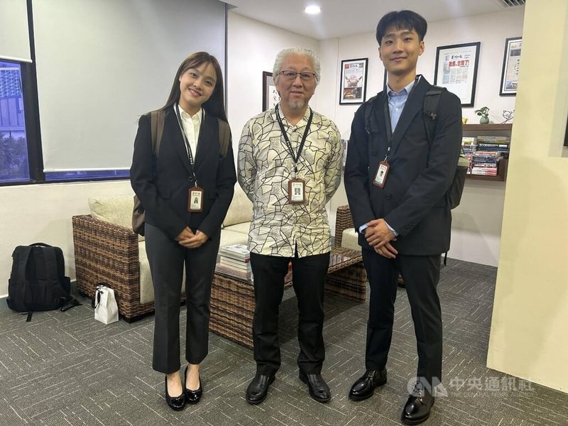 馬來西亞世華媒體集團總編輯郭清江受封拿督,強調將持續扮第四權角色,圖為郭清江(中)與中央通訊社的海外小特派員合影。攝於8月。中央社記者黃自強吉隆坡攝 113年12月11日