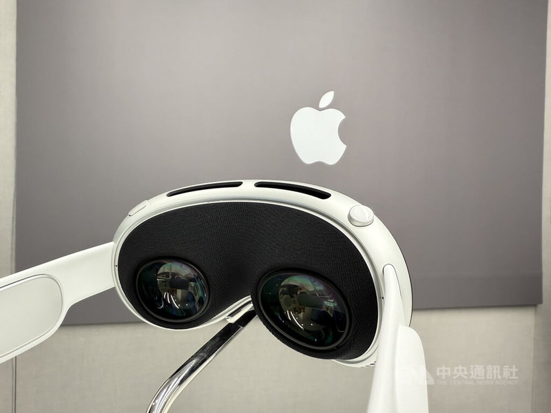 蘋果首款空間運算設備Apple Vision Pro將於17日在台灣開賣,搭載超高解析度顯示系統,將2300萬畫素置於2個顯示器中。中央社記者吳家豪攝 113年12月11日