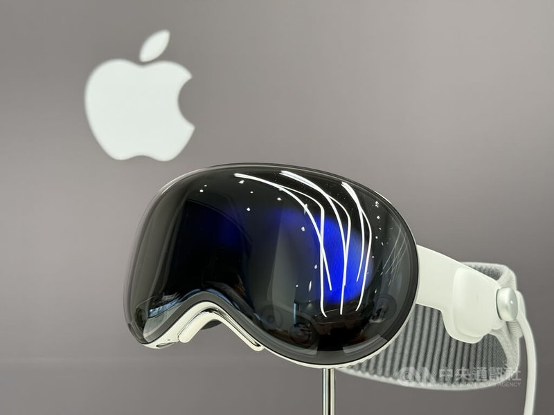 蘋果首款空間運算設備Apple Vision Pro將於17日在台灣開賣,日前開放免費預約一對一產品示範,目前可預約時段已全部額滿。中央社記者吳家豪攝 113年12月11日