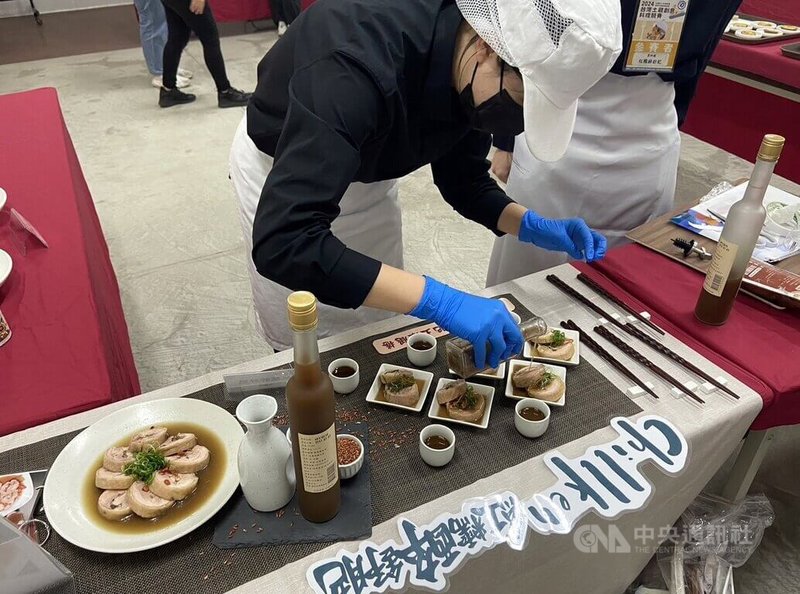 嘉義大學11日在蘭潭校區舉辦「2024台灣土雞創意料理競賽」,有全國高中及大專院校23隊參與,參賽者細心調配出兼具美味與創意的料理。中央社記者黃國芳攝 113年12月11日