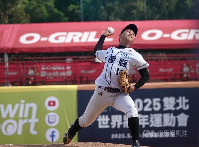 新北U18棒球賽花蓮縣隊11日與日本神奈川隊交手，花蓮隊靠著高一投手李承洲（圖）無四死球完封，率隊以1比0搶勝，順利晉級複賽。中央社記者謝靜雯攝 113年12月11日