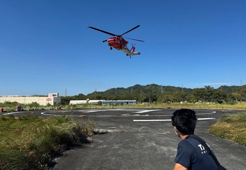 71歲李姓老翁隨隊攀登南二段，行經八通關越嶺步道摔落邊坡造成左手骨折、無法行走，直升機11日中午完成吊掛，落地竹山鎮消防署訓練中心，再由救護車送醫。（南投縣消防局提供）中央社記者蕭博陽南投縣傳真  113年12月11日