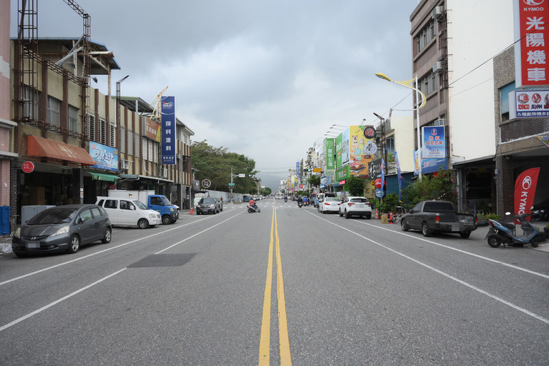 花蓮市建國路平交道至中山路交叉口，將進行約700公尺人行道改善，由於施工路段多有商家占用、住家停車或擺放綠植盆栽等狀況，花蓮市公所與民代、里長合作，加強宣導民眾移除障礙物。（花蓮市公所提供）中央社記者張祈傳真  113年12月11日