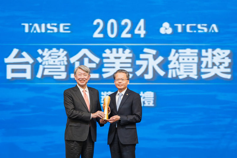 台灣永續能源研究基金會11日舉行「2024第17屆台灣企業永續獎（TCSA）」頒獎典禮，長榮航空連7年獲「永續報告類–運輸業白金獎」，長榮航空總經理孫嘉明（右）代表接受經濟部長郭智輝（左）頒獎。（長榮航空提供）中央社記者汪淑芬傳真  113年12月11日