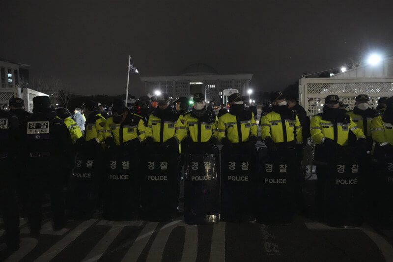 韓國警察廳長趙志浩與首爾警察廳長金峰植因戒嚴風波被捕。圖為3日晚間韓國員警封鎖國會阻止議員進入。（美聯社）