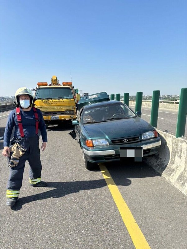 洪姓婦人11日上午開車行駛台88快速道路往屏東潮州方向，疑因車輛故障停於內側車道，洪婦下車擺放警示牌時遭後方砂石車追撞，當場死亡，警消獲報馳援。（潮州警分局提供）中央社記者李卉婷傳真  113年12月11日