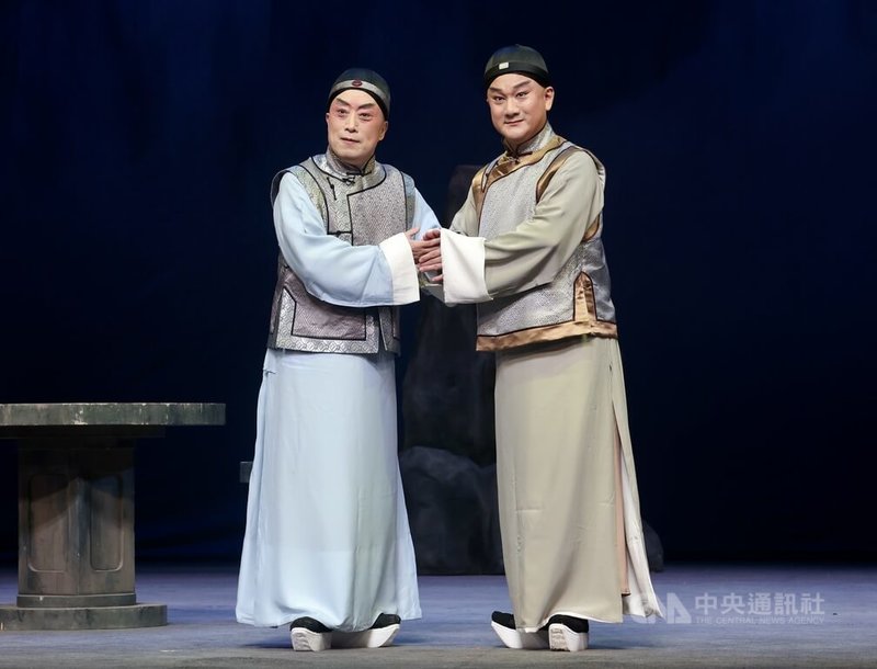 知名文武老生李寶春大型新編京劇「知己」將在台北、台中演出,李寶春(左)與演員溫宇航(右)12日在台北城市舞台出席記者會宣傳。中央社記者張皓安攝 113年12月12日