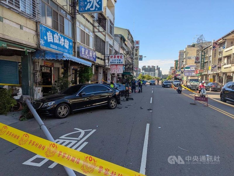 台中市東區自由路3段12日上午發生1輛自小客車失控衝撞多車事故，共有4人受傷送醫，其中1人命危。中央社記者蘇木春攝  113年12月12日