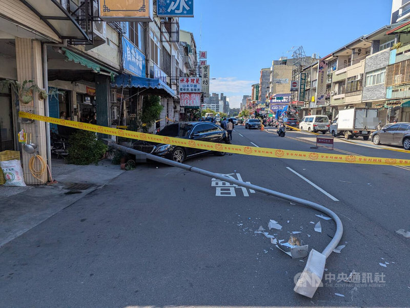 林姓男子12日酒駕行經台中市東區自由路3段時失控衝撞6車，事故現場散落汽機車零件，連路燈電桿都被撞倒。中央社記者蘇木春攝  113年12月12日