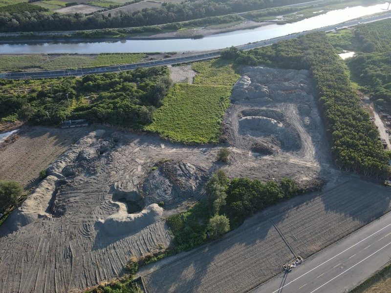 雲林地檢署112年6月間接獲民眾檢舉雲林縣沿海有多筆土地遭回填有刺鼻味的廢土案件，查獲3組土尾仲介集團犯罪，日前偵結，將土尾仲介、土地所有人等26人提起公訴。  （檢方提供）中央社記者姜宜菁傳真  113年12月12日