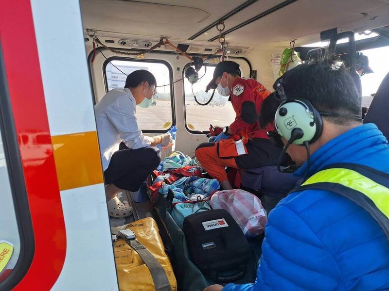 澎湖縣白沙鄉吉貝嶼發生12日發生車禍，楊姓男子駕車起步時意外撞到在車前嬉戲2歲女童，由於女童傷勢嚴重，已由救護直升機轉送高雄榮總救治。（凌天航空提供）中央社  113年12月12日