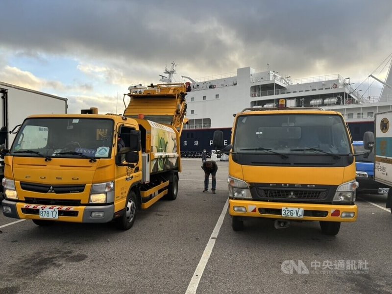 澎湖紅羅垃圾衛生掩埋場大火，垃圾車與機具幾乎全數受損，緊急調撥其他縣市清運車支援；高雄支援2部垃圾車，配合夜航12日一早運抵澎湖。中央社  113年12月12日