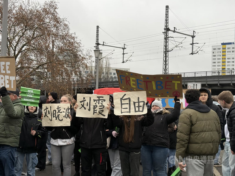 德國坎培市高中生搭7小時車到柏林中國駐德大使館前，手持已故諾貝爾和平獎得主「劉曉波」與「自由」等標語，呼籲中國政府重視人權。中央社記者林尚縈柏林攝  113年12月12日