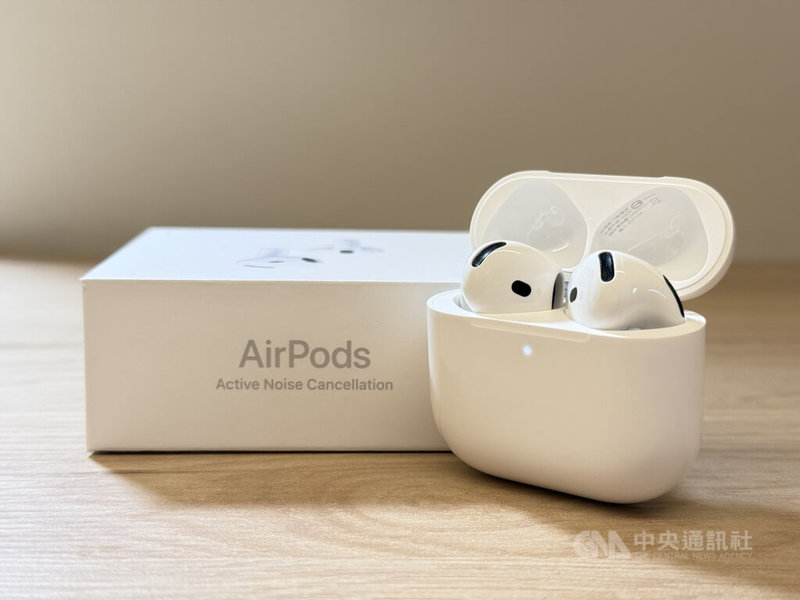 蘋果入門款無線耳機AirPods 4日前在台灣上市，在開放式設計中首度加入主動降噪功能。中央社記者吳家豪攝  113年12月12日