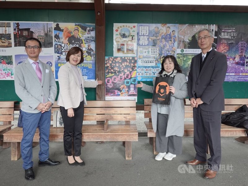 交通部觀光署與日本的「江之島電鐵」合作推出台灣燈會號彩繪列車,車站張貼台灣觀光海報。圖為江之電經營管理部專任部長佐藤克久(左1)、駐日橫濱分處處長張淑玲(左2)、觀光署東京事務所主任鄭憶萍(右2)、藤澤市觀光協會經理山口泰生(右1)。中央社記者楊明珠神奈川攝 113年12月12日