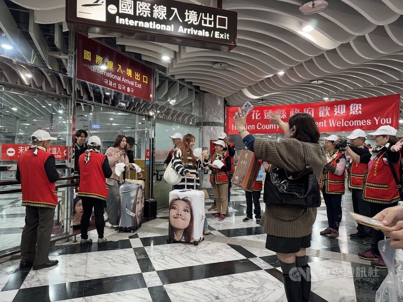 香港快運航空直航花蓮，首航班機12日晚間近7時抵達花蓮航空站，共有150多名遊客搭乘，縣府特別安排歌舞表演迎接。中央社記者張祈攝  113年12月12日