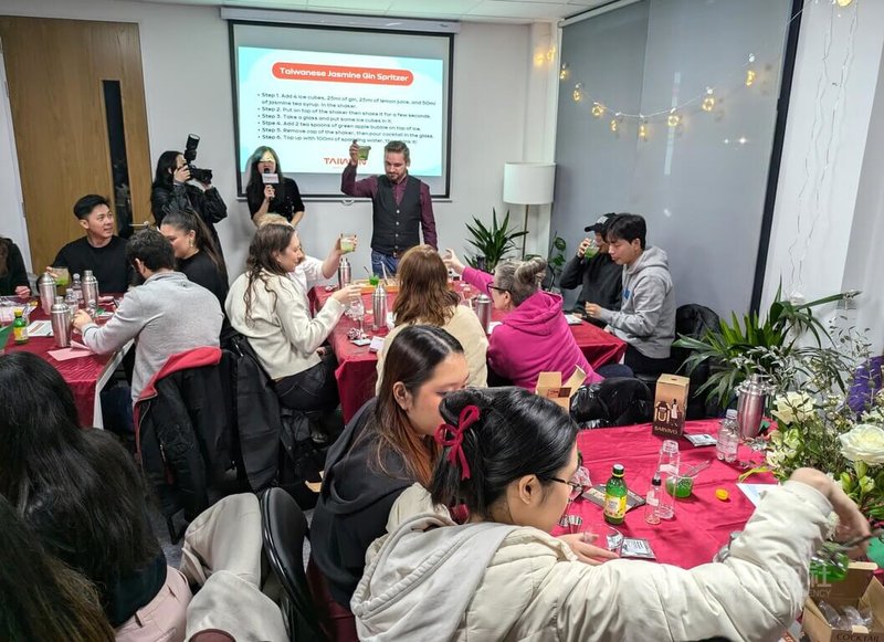為加強推廣赴台旅遊,觀光署駐倫敦辦事處近日在辦事處舉辦調酒工作坊,邀請專業調酒師指導學員運用台灣的噶瑪蘭威士忌等產品,製作台灣特色調酒,吸引逾30人參加。中央社記者陳韻聿倫敦攝 113年12月12日