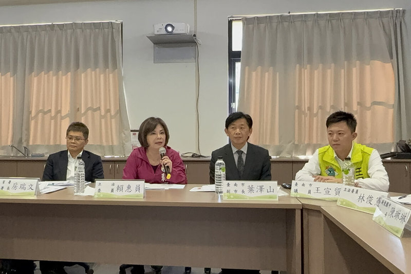 民進黨立委賴惠員（左2）12日邀請體育署副署長房瑞文（左1）、台南市副市長葉澤山（右2）等人考察校園體育設施，在新營區新東國中進行座談。（賴惠員服務處提供）中央社記者楊思瑞台南傳真  113年12月12日