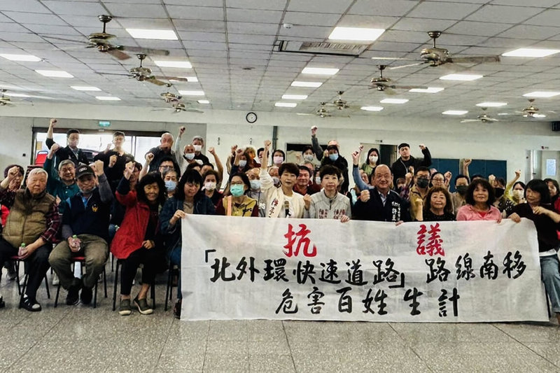 台南都會區北外環道路第4期工程路線南移引發民眾抗議，民進黨立法委員陳亭妃（前中）12日在北區舉辦座談會，會後做出結論，要求國土署在2個月提出修正規畫。（陳亭妃服務處提供）中央社記者楊思瑞台南傳真  113年12月12日