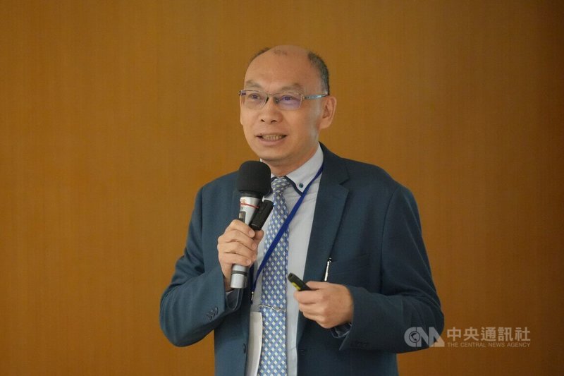 明日閱讀協會12日舉辦頒獎典禮,新北市雙溪高中獲頒「年度推薦學校」,校長葉俊士(圖)分享,學校推動MSSR(身教式持續安靜閱讀)及聊書10年,透過多元活動如主題書展、閱讀闖關、密室逃脫等,結合各科教師推動跨領域閱讀。中央社記者陳至中台北攝 113年12月12日