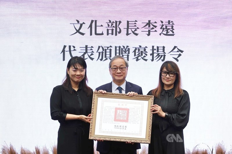 詩人瘂弦日前辭世,「溫柔之必要.肯定之必要–瘂弦追思紀念會暨文學展」12日在台北舉行,文化部長李遠(中)出席並代表頒贈總統褒揚令,由瘂弦的女兒王景苹(右)、王景縈(左)代表接受。中央社記者邱祖胤攝 113年12月12日