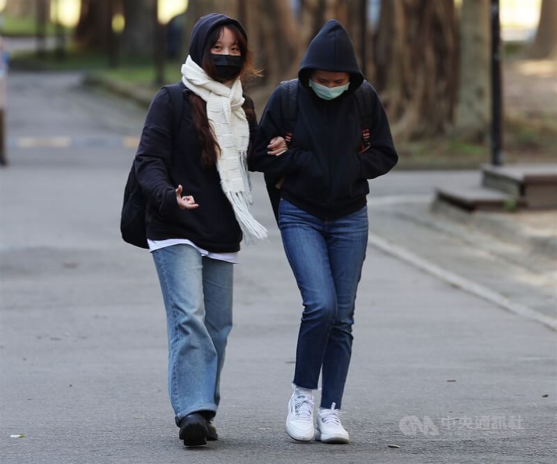 圖為台北市大安區的大學校園內，學生們穿著厚厚冬衣防寒。（中央社檔案照片）