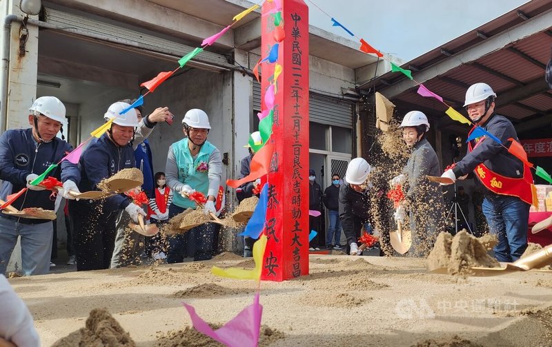 「澎湖縣馬公市資源回收分類、貯存場示範園區改善工程」12日舉行動土祈福典禮，馬公市長黃健忠（右1）等人出席。中央社  113年12月12日