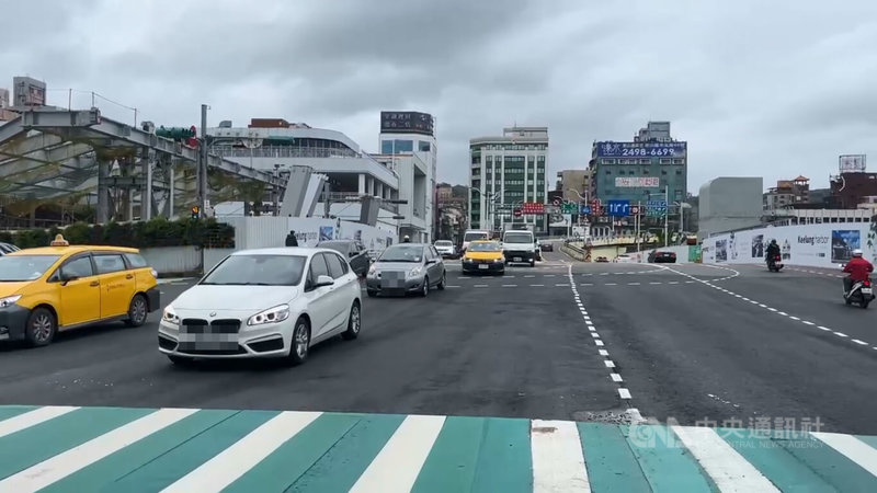 基隆市政府辦理「基隆港東岸郵輪廣場串接工程及市區範圍工程」，將在16日至20日施作吊裝作業，期間晚間10時至隔天清晨6時封閉中正路「喜豬橋」北向3車道。中央社記者王朝鈺攝  113年12月12日