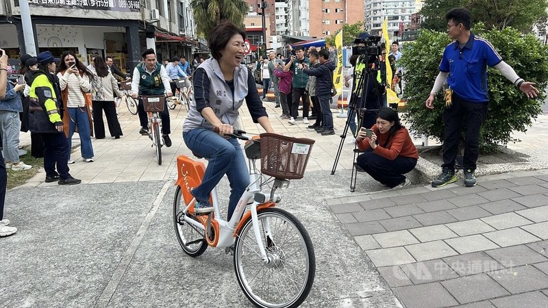 微笑單車YouBike於12日進駐台東，完成建置市區14個站點，提供140台公共自行車，縣長饒慶鈴（前中）體驗試騎YouBike。中央社記者盧太城台東攝 113年12月12日