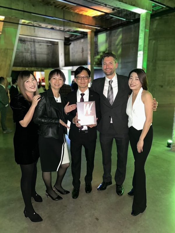 台灣獲英國發行量最大旅遊期刊Wanderlust評選為2024年「全球最嚮往島嶼」(The Most Desirable Island)銀獎,上月在倫敦舉行頒獎典禮,觀光署駐倫敦辦事處主任林毓珊(左2)、觀光署國際組組長黃易成(左3)出席。(觀光署駐倫敦辦事處提供)中央社記者陳韻聿倫敦傳真 113年12月12日