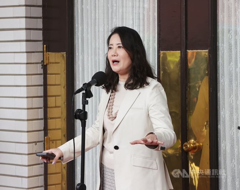 針對美國聯邦眾議院通過2025財政年度國防授權法案，民進黨立法院黨團幹事長吳思瑤（圖）12日受訪表示，美國政府對於台灣的各項支持與合作堅定不移，她也指出，立院現在是預算會期，希望在野黨立委不要非理性的惡砍或凍結國防預算。中央社記者郭日曉攝  113年12月12日