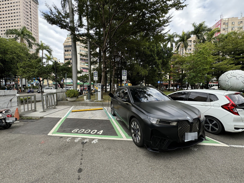 台中市交通局13日表示，為符合公平正義原則，電動車的停車與充電將分開計價，114年1月1日進行試辦，力拚114年完成「台中公有停車場收費自治條例」收費上限附表修訂。（民眾提供）中央社記者趙麗妍傳真  113年12月13日